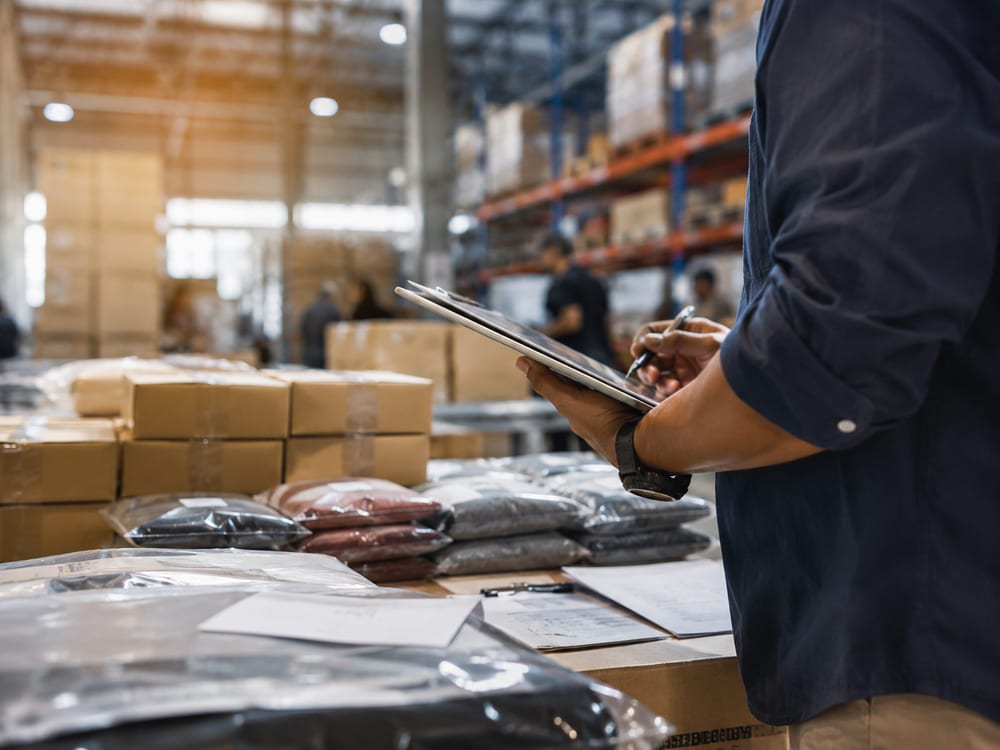 Warehouse quality inspection with a checklist